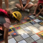 Visite scolaire "Par ici, les Graffitis", oeuvre d'Ememem, Lyon ©Little Beaux-Arts